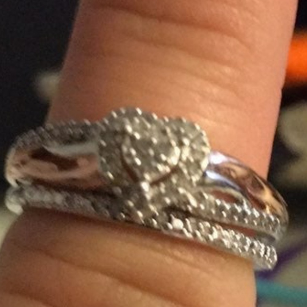 6-7 size not sure what rings are what size and there is one necklace